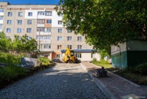 У Тернополі на вулиці Андрія Малишка, 2 триває ремонт прибудинкової території