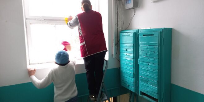 Працівники ПП “Східний масив” проводять миття вікон у місцях загального користування
