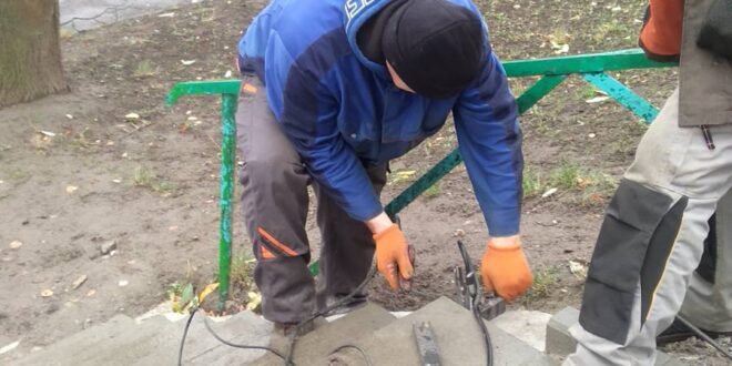 Працівники ПП “Люкс” влаштовують перило
