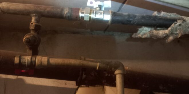 Заміна кранів на системі гарячого водопостачання проводять працівники ПП “Люкс”