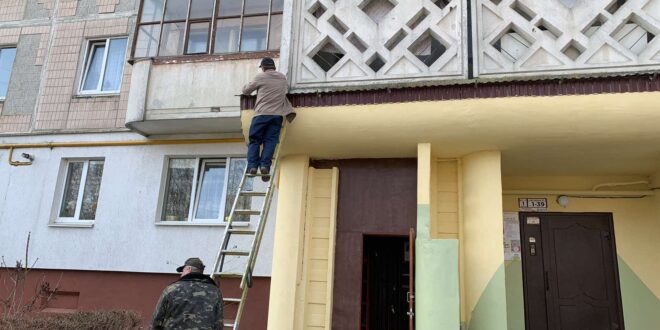 Працівники ПП “Люкс” ДП “Люкс Житло” встановили ринви на вхідних дашках