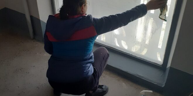 Працівники ПП “Вікторія – М” проводять миття вікон