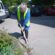 Очищення бордюрів від трави проводять працівники ПП “Наш дім”