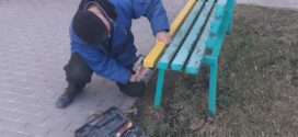 Працівники ПП “Вікторія-М” здійснюють ремонт лавок