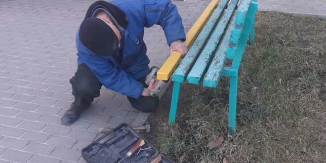 Працівники ПП “Вікторія-М” здійснюють ремонт лавок