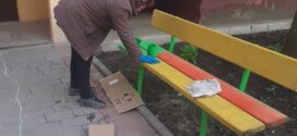 Працівники ПП “Вікторія – М” фарбують лавки