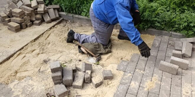 Працівники ПП “Благоустрій” переклали  бруківку у  місцях просідання
