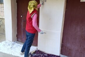 Працівники ПП “Благоустрій” ремонтують входи до під’їздів