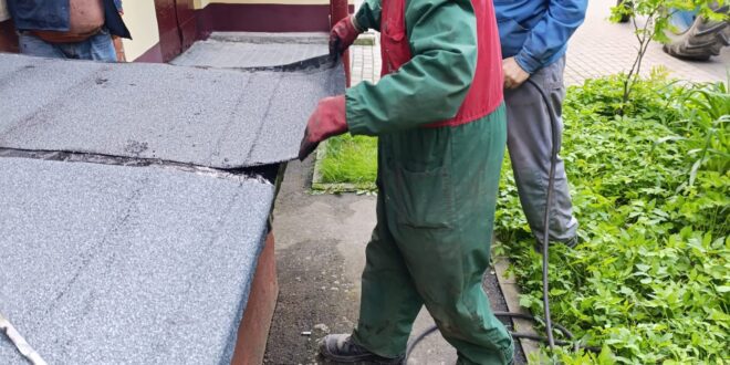 Дашки над входами до підвалу облаштовують працівники ПП “Благоустрій”