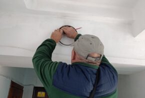 Дрібний ремонт системи освітлення провели працівники ПП “Благоустрій” на сходовій клітці