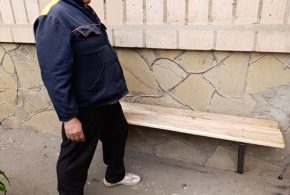 Нову лавку для відпочинку облаштували працівники ПП “Благоустрій”