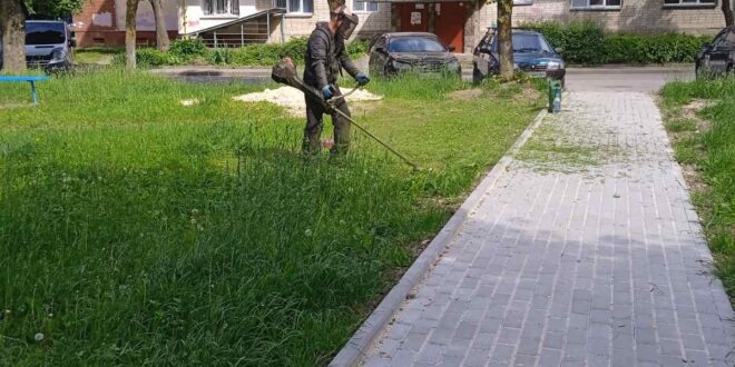 Косіння прибудинкових територій продовжують працівники ПП “Сонячне”