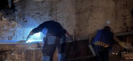 Заміну частини каналізаційного лежака проводять працівники ПП “Сонячне”