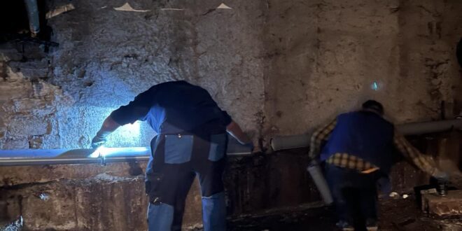 Заміну частини каналізаційного лежака проводять працівники ПП “Сонячне”