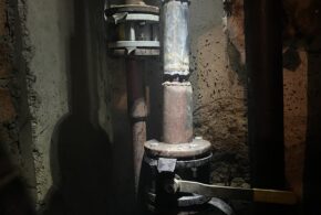 Працівники ПП “Сонячне” проводять заміну засувок