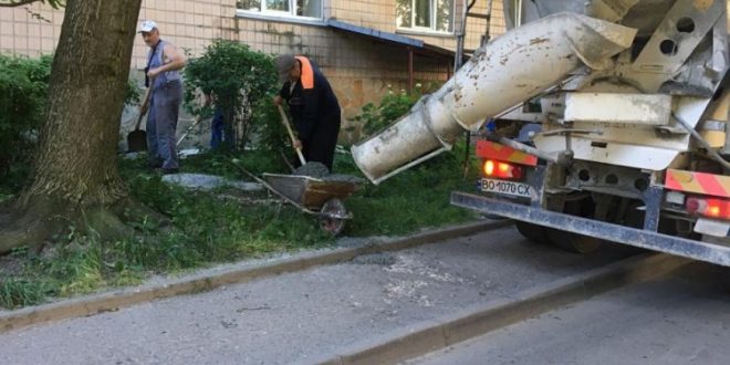 Працівники ПП “Благоустрій” проводять бетонування
