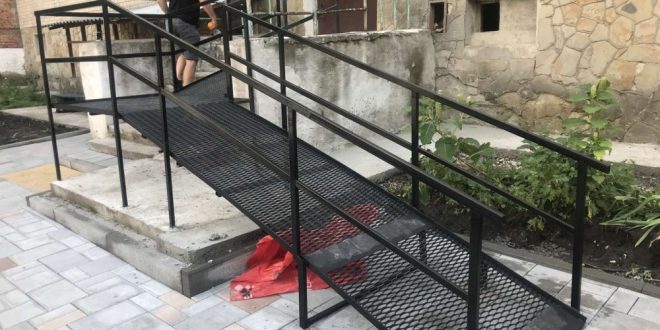 Працівники ПП “Наш дім” облаштували пандус