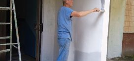 Працівники ПП “Сонячне” ремонтують входи у будинку